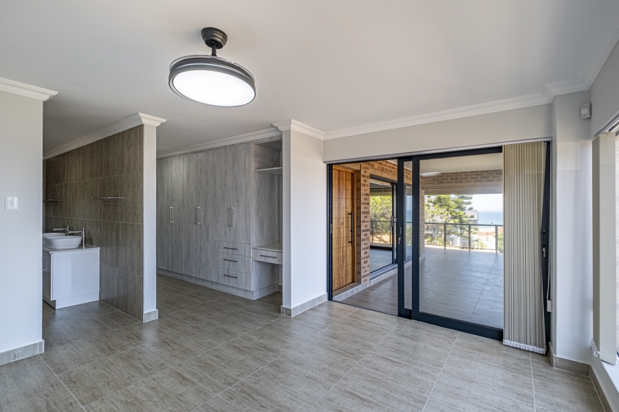 4 Bedroom Property for Sale in Wavecrest Eastern Cape